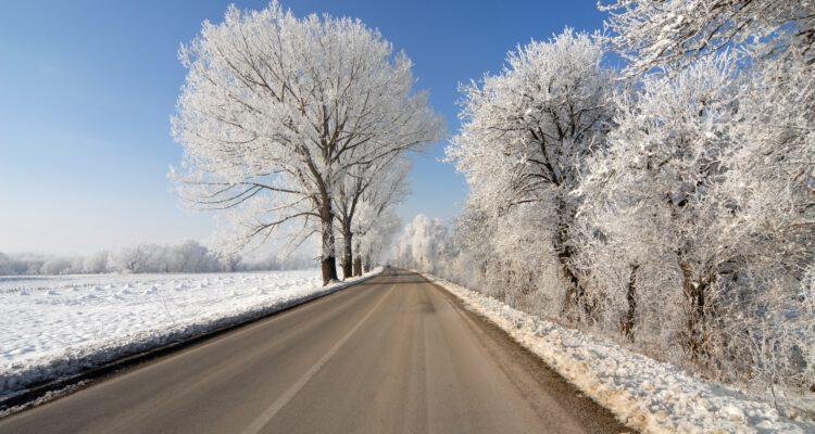 Wie Streugranulat für sichere und schadensfreie Wege im Winter sorgt